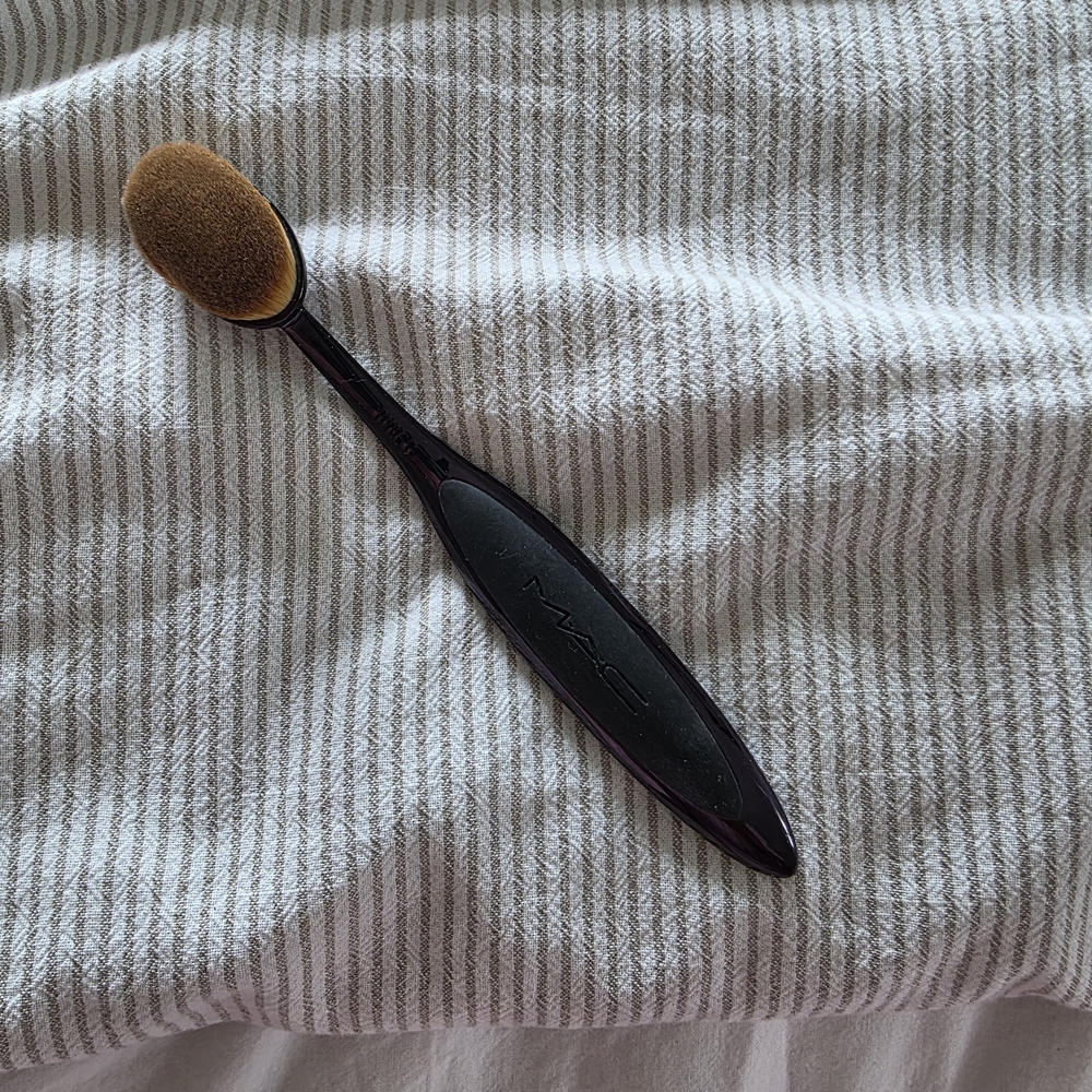 MAC Oval Makeup Brush
